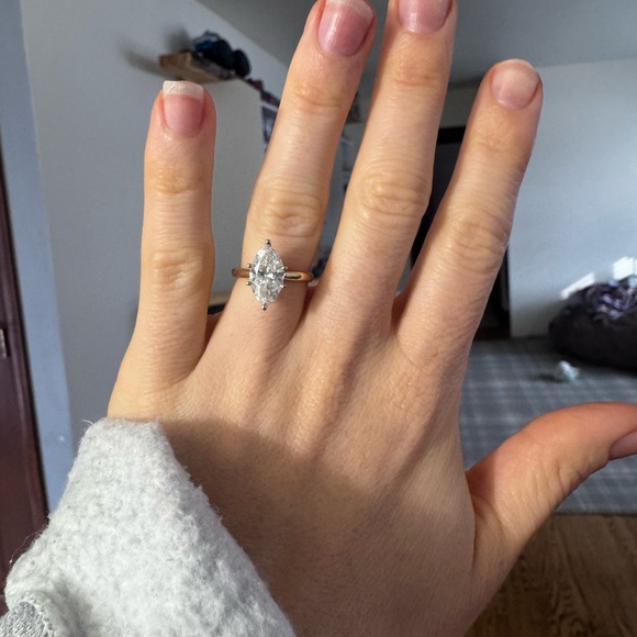 2.21 carat natural diamond marquise engagement ring in 14k yellow gold - Picture 2 of 7